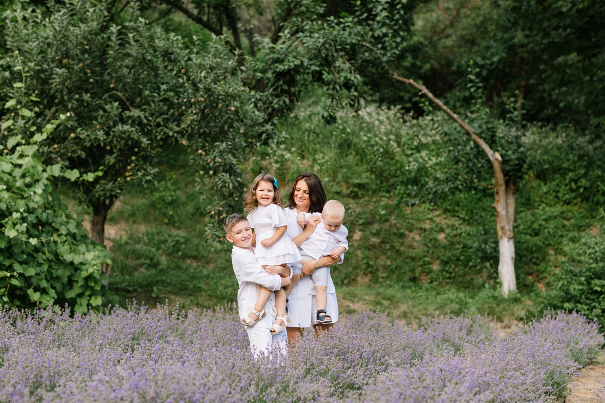 big_family_photoshoot_lavender